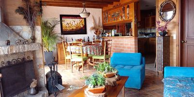 Casa amoblado en arriendo en unidad cerrada sector totalmente campestre, tranquilo y con muy buena vista. Vias internas pavimentadas, sendero ecológico en la reserva forestal, relativamente cerca a colegios de la zona. Piso en ceramica y madera, dos niveles, chimenea, sala comedor, estudio, biblioteca, estar de tv, 4 alcobas con baño en la principal, jacuzzi, cocina integral abierta tipo americano, alcoba y baño de servicio, balcon, terraza, y parqueaderos (2 cubiertos). Cuenta con zonas verdes. Vigilancia 24 horas, citofonia y circuito cerrado de tv. *Inmuebles sujetos a verificación de disponibilidad.*