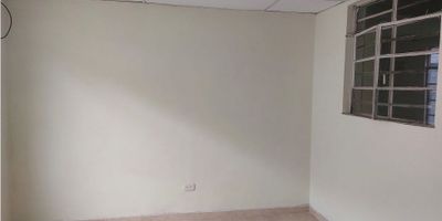 La InmobiliariaLucia Prada ofrece para la venta, casa con renta en un sector comercial, donde encontraras un excelente transporte publico, colegios, supermercados.

Esta propiedad se compone de 2 amplios apartamentos cada inmueble consta de  3 habitaciones, sala comedor, baño, cocina sencilla, zona de ropa. podria rentar 1.500.000.
