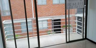 Se arrienda apartamento amplio 85mts segundo piso con ascensor,  tres alcobas, principal con baño y closet, estudio. sala comedor, dos baños, balcon, cocina integral, zona de oficios, parqueadero propio en sótano propio, unidad con piscinas para niños y adultos, zona de juegos para niños, salón social, cuenta con gimnasio, porteria 24 horas, parqueadero para visitantes, Cita previa. comunicarse con inmobiliaria acovil