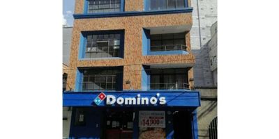 Edificio completo en venta santa Ana sabaneta.

Vendo tradicional edificio en Sabaneta, ubicado en la via principal, 2 cuadras antes de llegar al parque, en una zona de gran desarrollo comercial. Consta de 4 plantas distribuidas así:

1. Local comercial de (208.8 m2) que hoy ocupa la pizzería Domino's Pizza, tiene un contrato de renta por 10 años de los cuales han corrido 6, con clausula de continuidad hasta su vencimiento.

2. El segundo piso (205.84 m2) hoy es una casa de habitación, que contiene 1 balcón privado, sala, estudio, comedor independiente, 3 patios cubiertos con teja transparente, alcoba principal con baño, 4 alcobas adicionales, baño de alcobas, cuarto de servicio con baño, zona de lavanderia, cocina abierta.

3. El tercer piso (196.84 m2) tiene 1 balcón privado, 3 consultorios/oficinas, 1 baño y un deposito, 1 amplia bodega, que puede ser dividida para crear más oficinas/consultorios o lo que se desee, 1 cocineta y baño.

4. El cuarto piso (198.25 