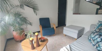 Vendo hermosa casa de 120m² en Portal de Alcazares, cuenta con garaje amplio, sala comedor independiente, cocina integral remodelada, patio de ropas, 3 alcobas con closet, 3 baños, uno social, piso en cerámica, no tiene deudas, queda cerca del transporte público.
