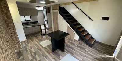 Casa en Chía. Conjunto cerrado. 3 pisos. 1er piso Salón comedor, cocina americana, patio y baño social. 2do piso 2 habitaciones con closet, 1 baño. 3er piso Habitación principal, estudio, baño y terraza. Conjunto con salón social, parqueadero y vigilancia 24H. 