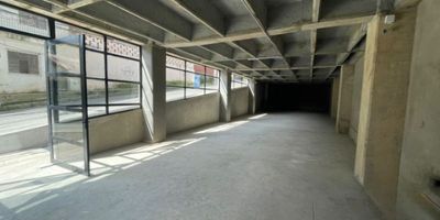 Se arrienda comodo y amplio local ubicado en Marinilla, cuenta con 193 metros, primer piso, las áreas comunes cuenta con cámara de seguridad, piso en concreto, fácil acceso a transporte público, zona comercial, alto flujo vehicular y de personas.