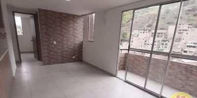 Código: 3441. 14° Piso en edificación de 28 pisos. Acceso al inmueble: Directo a la vía, escalas y ascensor. Alcobas con puertas, baños cabinados en vidrio, calentador a gas, cubierta, extractor, parqueadero  para carro y cuarto útil.
