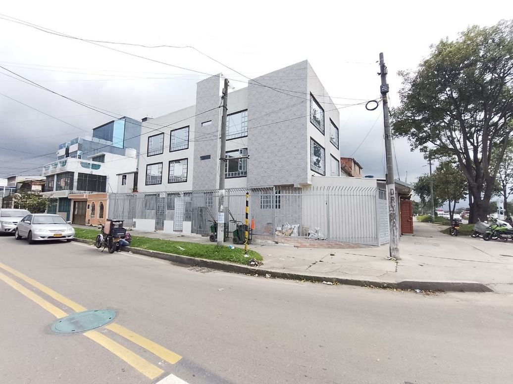 Casa de 7 alcobas en venta en Bogotá, Bogotá, 390 m² · foto 3 de 17