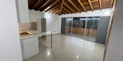 Apartamento tipo penthouse con un area de 115 metros ubicado en el barrio obrero de Envigado se encuentra disponible para la venta. Cuenta con parqueadero, tres habitaciones, dos baños, amplio balcón, muy buena iluminación y flujo de aire. El apartamento esta ubicado en un edificio con Ingreso autonomo, es decir que no tiene vigilancia, el sector es muy seguro y central, con parque, colegios, restaurantes y mercados muy cerca. Los acabado del apartamento son de muy buena calidad, es un último piso, techo en madera con muy buena altura, es fresco y muy agradable. El edificio no cuenta con ascensor.
