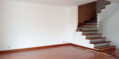 Casa en arriendo en unidad cerrada con fácil acceso desde la principal, cercana a colegios, a los servicios complementarios de centros comerciales. Entorno tranquilo, de poco flujo vehicular. Piso en madera laminada, tres niveles, sala comedor, estudio, estar de tv, 3 alcobas con baño en cada una, cocina integral abierta tipo americano, alcoba y baño de servicio, balcon, terraza, jardín y parqueaderos 2 cubiertos. Piscina, salón social, parque infantil, zonas verdes, vigilancia 24 horas, citofonia y circuito cerrado de tv. Inmuebles sujetos a verificación de disponibilidad.