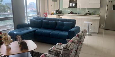 Apartamento en venta en unidad cerrada cerca a vias principales. Servicios complementarios de centros comerciales. Piso en porcelanato, sala comedor, estar de tv, 3 alcobas con baño en la principal, cocina integral abierta tipo americano, balcon y parqueaderos lineales cubiertos. Piscina, gym, salón social, sauna, parque infantil, zonas verdes, vigilancia 24 horas, citofonia y circuito cerrado de tv. *Inmuebles sujetos a verificación de disponibilidad.*