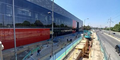 Te presentamos este local ubicado en centro comercial metrópolis, un lugar estratégico de la ciudad gracias a su alto flujo peatonal y vehicular, lo que garantizará que tu negocio sea todo un éxito. Cuenta con con amplio espacio y muy bien ubicado dentro del centro comercial. Cerca podrás encontrar centros comerciales, parques y zonas verdes. Frente a la av 68. no esperes más y anímate a encontrar con nosotros tu lugar ideal. Contáctanos y déjanos tener el privilegio de atenderte