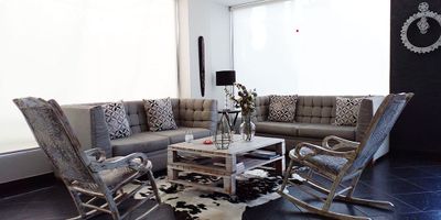 Casa independiente para uso residencial en arriendo y venta sector campestre, sector tranquilo, poco flujo vehicular. Piso en ceramica y madera laminada, tres niveles, sala y comedor independiente, estudio, 3 alcobas con baño en cada una, jacuzzi, cocina integral abierta tipo americano, alcoba y baño de servicio, balcon, terraza, jardín y parqueaderos cubiertos. Cuenta con circuito cerrado de tv y alarma. *Inmuebles sujetos a verificación de disponibilidad.*