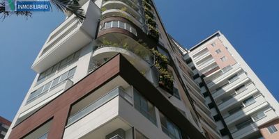 Local de 50,81 metros cuadrados de área construída aproximada. Cuenta con doble altura. En edificio de reciente construcción que cuenta con baños publicos. En sector con cercania a colegios, universidades, parques, supermercados, centros comerciales, la Plaza de Florez, La Estación Bicentenario del Tranvía de Ayacucho, entre otros; Por estar cerca a vía principal cuenta con fácil acceso a transporte público.