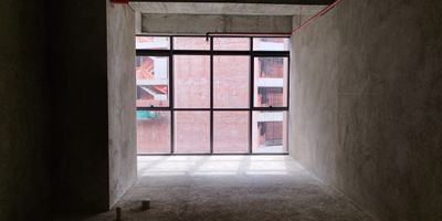 Oficina para venta en edificio empresarial. Ubicación estratégica en ambiente campestre, con fácil acceso desde vía principal, cerca a restaurantes. Piso en mortero, 1 espacio, y parqueadero cubierto. Conjunto cerrado con vigilancia 24 hrs, citofonia, circuito cerrado de tv, parking visitantes sin costo, auditorio, baños comunales y planta eléctrica. *Inmuebles sujetos a verificación de disponibilidad.*