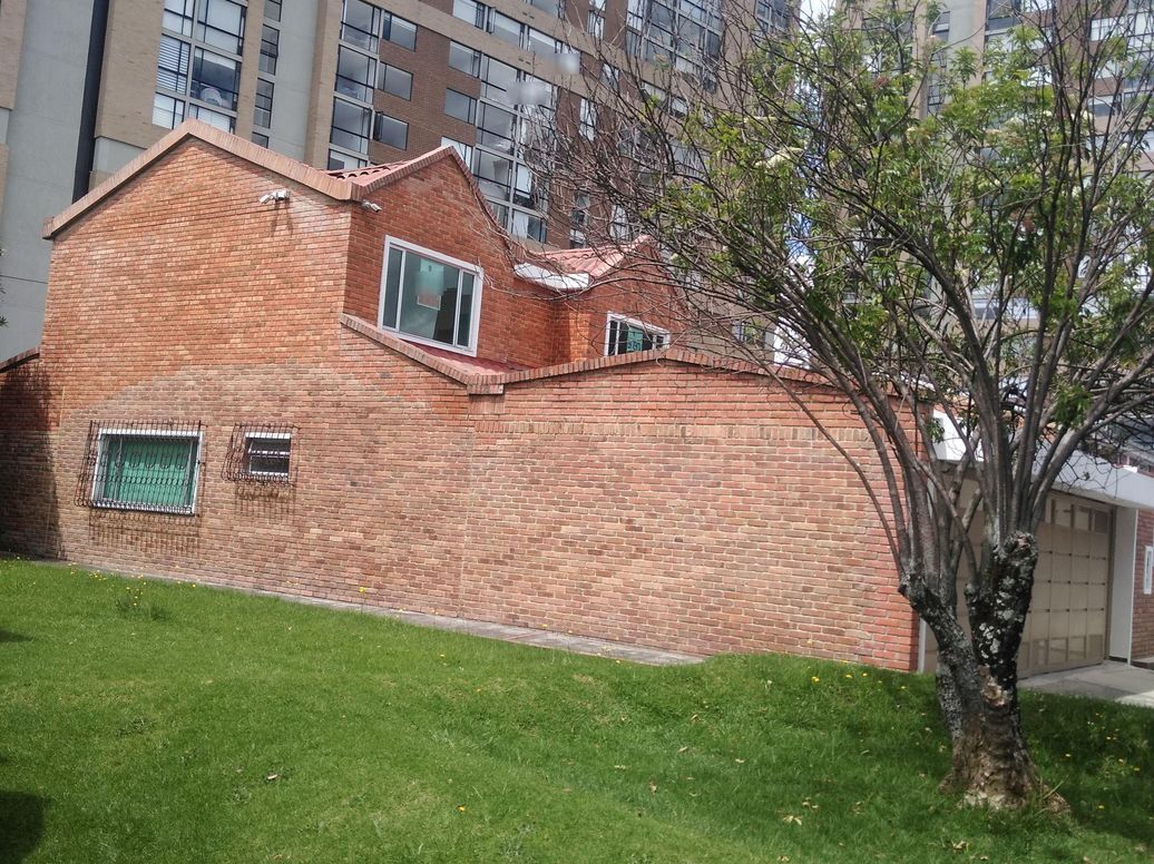 Casa de 7 alcobas en venta en Ub. Cordoba Niza, Bogotá, 230 m² · foto 3 de 3
