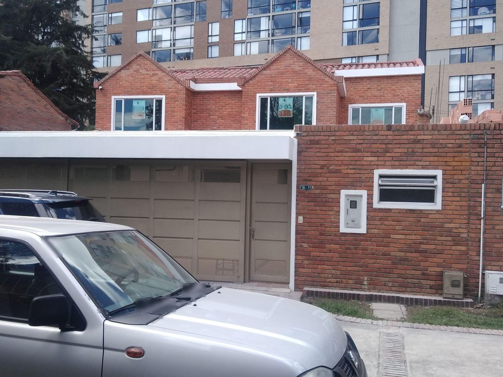 Casa de 7 alcobas en venta en Ub. Cordoba Niza, Bogotá, 230 m² · foto 2 de 3