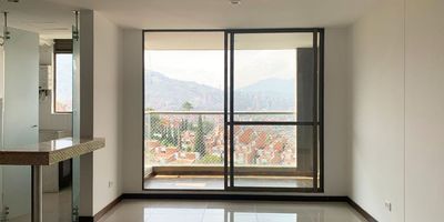 Apartamento en arriendo en unidad cerrada cerca a clubes, cerca también a restaurantes, lugares para compartir en familia y rutas de transporte. Piso en porcelanato y madera, sala comedor, 3 alcobas con baño en la principal, cocina integral abierta tipo americano, balcon y parqueadero cubierto. Unidad muy completa en zonas sociales, cuenta con Piscina, gym, salón social, parque infantil, placa polideportiva, cancha de squash, zonas verdes, vigilancia 24 horas, citófono y circuito cerrado de tv. *Inmuebles sujetos a verificación de disponibilidad.*