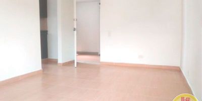 Código: 2713 14º Piso en edificación de 15º pisos. Acceso al inmueble: Directo a la vía, escalas y ascensor. Alcobas con puertas, baño cabinados en vidrio, calentador a gas.