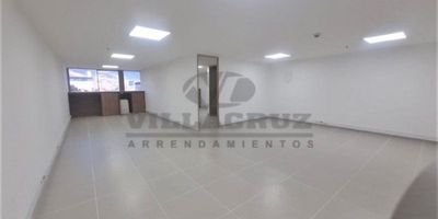 Cómoda oficina tercer piso ubicada en nuevo naranjal, nos ofrece una área de 71.5 metros, ventanales, piso en cerámica,1 baño, sala de juntas o oficina interna, lamparas led, cerca a la estación de metro suramericana,  unidad cerrada, administración de 465.000 mensual, uso de parqueaderos.