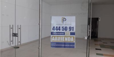 Local para el arriendo en sector comercial, con excelentes acabados, cómodas vías de acceso y transporte público cerca.

Pasillos amplios y baños públicos.
