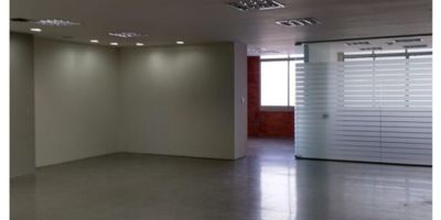 Arriendo local en tercer piso de 134  metros cuadrados sobre la Avenida Guayabal en centro empresarial con excelente ubicación, con cercanía a la estación de metro del Poblado, y a la Autopsita Sur,  con excelentes vías de acceso peatonal y vehicular y facilidad de cargue y descargue. Ideal para empresas de servicios, Call center, centros de distribución y almacenamiento liviano y oficinas en general. En el valor del canon ya está incluida la administración. El local cuenta con:


 Vigilancia privada 24/7
 Circuito cerrado de TV
 Parqueadero privado y de visitantes
 Ascensores
 Tanques de reserva de agua
 Planta de emergencia en zonas comunes
 Zona de comidas
 Auditorio
 altura de 3,20 metros.
 Oficinas multipropósito

