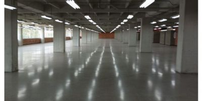 Arriendo local en tercer  piso de 1940,20 metros cuadrados sobre la Avenida Guayabal en centro empresarial con excelente ubicación, con cercanía a la estación de metro del Poblado, y a la Autopsita Sur,  con excelentes vías de acceso peatonal y vehicular y facilidad de cargue y descargue. Ideal para empresas de servicios, Call center, centros de distribución y almacenamiento liviano y oficinas en general. En el valor del canon ya está incluida la administración. El local cuenta con:


 Vigilancia privada 24/7
 Circuito cerrado de TV
 Parqueadero privado y de visitantes
 Ascensores
 Tanques de reserva de agua
 Planta de emergencia en zonas comunes
 Zona de comidas
 Auditorio
 altura de 3,20 metros.
 Áreas flexibles desde 152 metros cuadrados.
 Oficinas multipropósito

