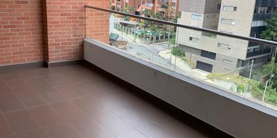 Apartamento ubicado en la loma de los Parra, facil acceso desde la Av el Poblado y la 34, cerca de servicios complementarios como San Fernando Plaza, Milla de Oro y Oviedo. facilidad de acceso a rutas de transporte publico.