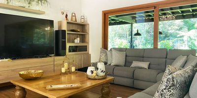 Casa en venta en unidad cerrada sector tranquilo, poco flujo vehicular y zona campestre. Piso en madera, chimenea, sala y comedor independiente, 3 alcobas con baño en cada una, jacuzzi, cocina integral abierta, alcoba y baño de servicio, balcon, terraza, jardín, sauna, amplias zonas verdes y parqueaderos independientes cubiertos. Conjunto cerrado con citofonia, alarma, vigilancia 24 hrs y circuito cerrado de tv. *Inmuebles sujetos a verificación de disponibilidad.*