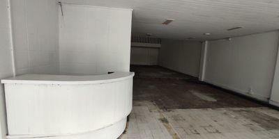 Ubicada en el barrio Pasatiempo paralela a la Av Calle 29 se encuentra esta espectacular opción de dos pisos para ubicar tu empresa, gimnasio, restaurante, ips, entre otros tipos de negocios.

En el primer piso encontraras en la parte de afuera, una amplia bahía, y dentro una recepción grande con baño para caballeros y baño para damas, divisiones y demás espacios. En el segundo piso, 3 habitaciones/Oficinas, mezanine, sauna, baños, sala de estar; entre otros.