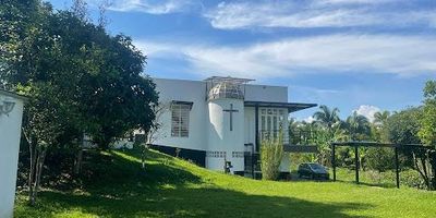 Casa campestre de 2 niveles, primer nivel consta de apartamento independiente con 3 habitaciones, 2 baños y cocineta. En el segundo nivel casa principal con 3 alcobas , 3 baños, cocina con isla, alcoba principal con vestier. La casa cuenta con piscina, jacuzzi, zona para BBQ, vigilancia, vías de acceso pavimentádas.