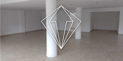 ¡Excelente oportunidad de inversión! Este amplio local comercial, ubicado en la privilegiada zona de Ciudadela La Palma en El Carmen de Viboral, cuenta con una ubicación estratégica en esquina, ideal para maximizar la visibilidad y el flujo de clientes.


 
 Área total: 156 m² bien distribuidos para satisfacer diversas necesidades comerciales.
 
 
 Ambientes: Espacio versátil que incluye una oficina, dos baños (uno con orinal), un práctico patio, una cocineta funcional y una barra que podría adaptarse a diferentes usos.
 
 
 Detalles adicionales: Cuenta con dos bodeguitas perfectas para almacenamiento y un piso de cerámica que asegura fácil limpieza y mantenimiento.
 
 
 Ventajas exteriores: Área externa con espacio adecuado para ubicar hasta tres parasoles, ideal para crear una agradable zona al aire libre que atraiga clientes.
 
 
 Usos permitidos: Con uso de suelos aprobado para mini mercado y mall, este local ofrece la flexibilidad de adaptarse a múltiples tipos de negocios.
 


Este inmueble destaca no solo por su infraestructura, sino también por su gran potencial comercial en una de las zonas de mayor desarrollo de El Carmen de Viboral. ¡Contáctanos para más información y no pierdas la oportunidad de concretar una excelente inversión!

Grupo Vabait SAS.

ACLARACIÓN: La información proviene de fuentes confiables, pero está sujeta a cambios (precio, áreas, condiciones de venta, o disponibilidad) sin previo aviso.
Las áreas y detalles indicados son aproximados y deben ser confirmados por el cliente.
Todo el contenido (fotografías, videos, gráficos) tiene derechos reservados y no puede ser utilizado en otros sitios web.
