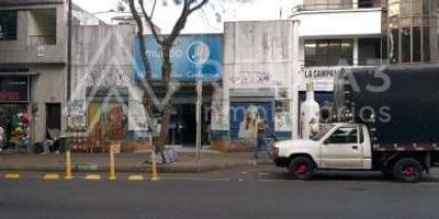 Excelente local-bodega comercial, con 411 metros construidos , UN SOLO NIVEL, espacios libres, en pleno centro de la ciudad, sobre vía arteria principal, en el nodo del comercio, ideal para empresas que requieran gran exhibición de sus productos, supermercados, reconocidas marcas, etc. ó por el área  , admite construcción en altura, para comercio y vivienda. Valor  $5'500.000 metro cuadrado.