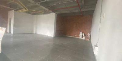 Local ubicado en las Antillas, cuenta con fácil acceso debido a su buena ubicación, además está cerca de rutas de servicio publico, mercados y servicios complementarios.