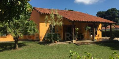 Venta de dos casas campestres en el mismo lote, ubicado en el condominio Las Mercedes, ideal para dos familias que deseen vivir cerca y conserven la privacida, la casa principal tien 300 m2, con diseño rustico que conserva el ambiente campestre y de conexión con la naturaleza, distribuidos en sala, comedor, hermosa terraza para un comedor o sala auxiliar, cocina abierta, dos terrazas auxiliares, cuarto de empleada, zona de oficios, patio de ropas,  estudio, estar de tv, baño social, 4 habitaciones todas con baño, todos los espacios son muy generosos; parqueadero cubierto para 4 carros y 6 mas al aire libre; a pocos metros encontramos otra casa de 120 m2 con un diseño mas moderno, consta de sala, comedor, cocina abierta americana, zona de oficios, patio de ropas, closet de linos, baño social, dos habitaciones, la principal con baño y vestier,  son muy iluminadas, ventiladas, frescas, las dos casas se encuentran construidad en un lote de 1.800 m2, con hermosos jardines, huerta y arboles frutales (mango, platano, mandarina, guanabana, aguacate, limon); el condominio es muy seguro, cuenta con excelentes espacios para disfrutar en familia, son 30 hectaresa de zonas comunes distribuidos en:  sendero ecologico, canchas de voleibol, voley playa, basquetball,  4 canchas de tenis, cancha de squash,  futbol, juegos para niños, ciclo ruta de 1 kilometro, 6 lagos, guaduales, gimnasio al aire libre, salon social, piscinas para adultos y niños, iglesia, un excelente lugar para la familia, a solo 15 minutos de Cali, excelente transporte urbano, cerca al centro comercial alfaguara en donde encuentras todo. pide tu cita.