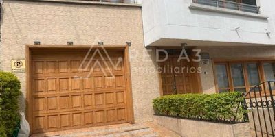 Se Vende en el sector de Maraya, lujosa y moderna casa remodelada, con 360 metros cuadrados construidos, la cual consta de Sala y comedor independientes, Cocina Integral con isla, Zona de Ropas, Cuarto y Baño de Servicio, 4 habitaciones con Baño cada una, la principal con vestier, Estudio, Baño Social, Amplia Terraza en el tercer piso y Balcones, Parqueadero para 2 Carros.  Adicional cuenta con un Aparta-estudio para estrenar, totalmente independiente de la casa.  Sector de Alta valorización, con cercanía a Supermercados, Entidades de Salud y Comercio en General.