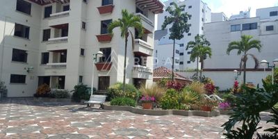 Se arrienda apartamento en conjunto cerrado con privilegiada ubicación en la zona residencial y exclusiva de Pinares en Pereira, el sector es reconocido por su amplia oferta de servicios, como gastronómica, con cercanía a importantes entidades de salud, centros comerciales, bancos, cuenta además con excelente acceso de transporte público y privado.

El apartamento cuenta con 140 m², se encuentra ubicado en un tercer piso, sin ascensor, con cocina semi integral, zona de ropas oculta, amplia sala comedor, 3 habitaciones con closet de madera, la principal con baño privado, más habitación del servicio con baño y un tercer baño social.

El edificio aporta portería y seguridad 24 horas, zonas verdes y jardines.