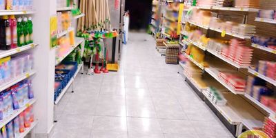 Código: 3503. 1° Piso en edificación de 3 pisos. Acceso al inmueble: Directo a la vía. Se venden 2 locales y 1 apartaestudio. Local 1: Es un local grande, con piso en cerámica, baño y si se compra con los enseres tiene un valor de $470'000.000. Local 2: Tiene 1 baño y piso en cerámica. Aparta estudio: Piso en cerámica, cocina sencilla, baño y alcoba. Buena zona comercial.