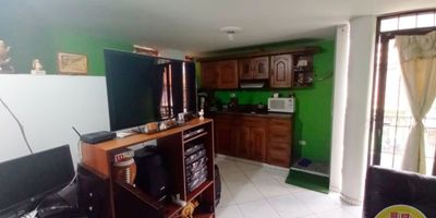 Código: 3504. 2° Piso en edificación de 3 pisos. Acceso al inmueble: Directo a la vía y escalas. Alcobas con puertas, cubierta y extractor. de contado.