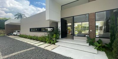 Te presentamos esta Megapropiedad en venta y renta tipo casa campestre ubicada en zona suburbana de la ciudad, a tan solo 10 minutos de la ciudad de Pereira. Esta casa de amplios espacios cuenta con 5 habitaciones principales las cuales tienen baño privado, ventilación e ilumnación natural, estudio, sala comedor con salida a terraza exterior, hall de alcobas, cocina integral con isla, zona de ropas, cuarto útil, adicionalmente cuenta con piscina, jacuzzi, amplias zonas verdes, guadual y vista al lago. Administración $600.000
