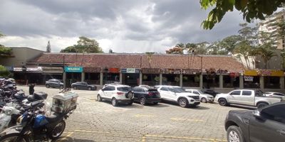 Local en arriendo en Envigado, sector Mt. Villa Grande. Este espacio comercial de 91 m² ofrece 2 baños y se beneficia de una ubicación con gran visibilidad. Cuenta con amplios espacios y un flujo constante de peatones y vehículos, ideal para establecer su negocio en una zona comercial activa. Para más información o para coordinar una visita, puede contactarnos por WhatsApp o consultar nuestras opciones de teléfono.
