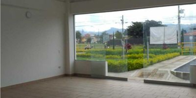 Local comercial un solo nivel doble altura, con cocineta, un baño. Ideal para farmacias, negocio de comidas, minimercados, salón de belleza y mucho más.
