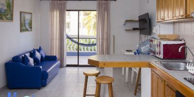 A 1 cuadra del mar.
A 2 cuadras de Carulla y el CC Zazué.
Cuenta con permiso de turismo.
?2 Habitaciones.
?2 Baños.
?Cocina Integral.
?Balcón con vista a la calle y al mar.
?Parqueadero.
?Portería.
?Vigilancia 24 horas.
?Piscina.
?Estrato 4.
?Área: 76 M2.
