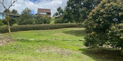 Terreno en venta en exclusiva parcelación de Llano Grande – Oriente AntioqueñoDescubre esta extraordinaria oportunidad de inversión en una de las zonas más exclusivas del Oriente Antioqueño. Este terreno de 2.11 hectáreas está ubicado dentro de una parcelación campestre de alta valorización, ideal para proyectos residenciales de lujo o desarrollo agroecológico.Ubicado en el corazón de Llano Grande, este lote ofrece lo mejor de ambos mundos: la tranquilidad del entorno natural con la cercanía a todos los servicios, clubes, restaurantes y vías principales del sector.Características destacadas:
Área total: 2.11 hectáreasDentro de parcelación cerrada con porteríaTopografía mixta y aprovechableEntorno natural privilegiado con excelente acceso vehicularZona de alta demanda y valorización constanteUn espacio perfecto para quienes buscan privacidad, contacto con la naturaleza y una ubicación estratégica cerca de Rionegro, Llanogrande, San Antonio de Pereira y el Aeropuerto JMC.