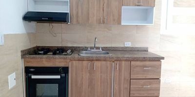 Apartamento en conjunto cerrado en primer piso, cuenta con: 3 habitaciones, 2 baños, patio, cocina , sala-comedor y balcón. Se encuentra ubicado en el barrio Parques de Castilla, la cual es una zona residencial. Los parqueaderos del conjunto son comunitarios, cuenta con piscina y juegos para niños.