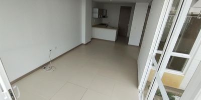 VENTA: casa en el castillo conjunto reswidencial tulipanes, muy fresca e iluminada, la casa cuenta en su primer nivel con parqueadero para dos carros lineales uno bajo techo, sala, comedor, cocina integral abierta, zona de ropas independiente, baño social, zona verde en el patio que da acceso directo a las zonas comunes, espacio debajo de las gradas que se puede usar como deposito. en el segundo nivel cuenta con tres cuartos con closet, el principal con baño, otro cuarto con balcon, y otro baño completo. tiene piscina para ninos y adultos, salon social con cocineta, baños, juegos para ninos, 30 parqueaderos para visitantes. info: john jairo montoya 3112405041