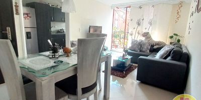 Código: 3512. 4° Piso en edificación de 5 pisos. Acceso al inmueble: Directo a la vía y escalas. Alcobas con puertas, baños cabinados, cubierta y extractor. Puerta de seguridad.