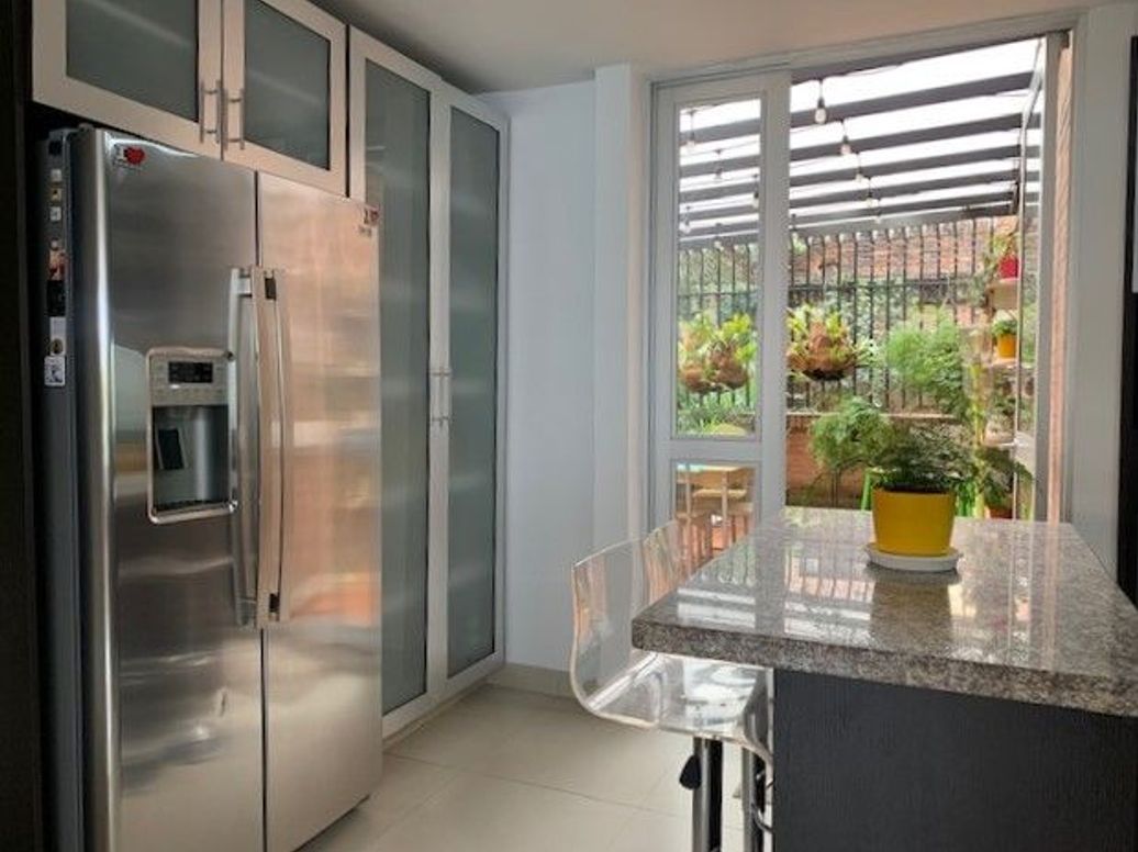 Apartamento de 3 alcobas en venta en Los Rosales - Edif Los Eucaliptus, Bogotá, 216 m² · foto 18 de 19