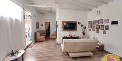 Código: 3491. 3° Piso en edificación de 3 pisos. Acceso al inmueble: Directo a la vía y escalas. Cubierta y extractor. Disponible para arriendo código: 7662. Precio negociable.