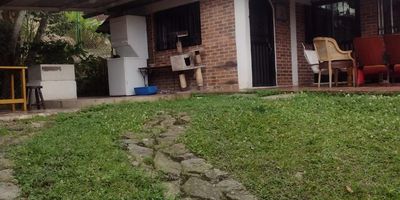 Se vende casalote en San francisco, consta de 3 habitaciones, 2 baños, cocina, patio, deposito, hall y parqueadero para 3 carros.