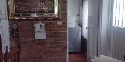 se vende casa quinta, ubicada en san franciso, esta cuenta con 3 habitaciones, 2 baños, cocina, sala comedor, deposito, zona de ropas y hall.