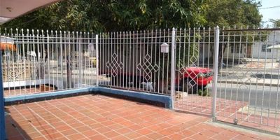 Casa en La Victoria de 225 mts Cuenta con tres habitaciones dos baños, patio terraza Cerca a calle Murillo  Mas apartamento de dos habitaciones  un baño sala comedor cocina muy buen ubicado Se escucha oferta