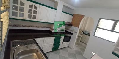 Casa unifamiliar, tercer y cuarto piso, 2 salas, 3 alcobas, 2 closet   vestier, 3 baños cabinados, 1 baño sencillo, cocina integral, re de gas. agua caliente, zona de ropa, 2 balcones, piso en cerámica.

Panorama Belén 347 12 14